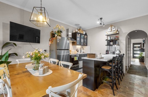 Semaphore Apartment | Peaceful Retreat Steps from Semaphore Beach