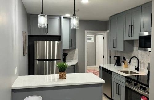 Franklin Park Apartment | Peaceful Retreat: 10Mins to Airport, Free Parking