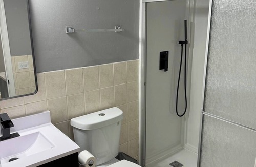 Franklin Park Apartment | Peaceful Retreat: 10Mins to Airport, Free Parking