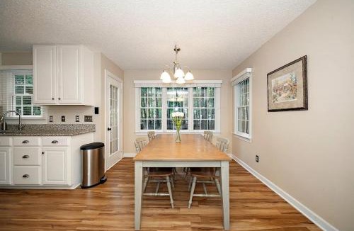 Apex House | Peaceful Retreat with Large Garden in Summer Oaks