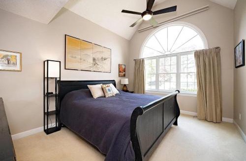 Apex House | Peaceful Retreat with Large Garden in Summer Oaks