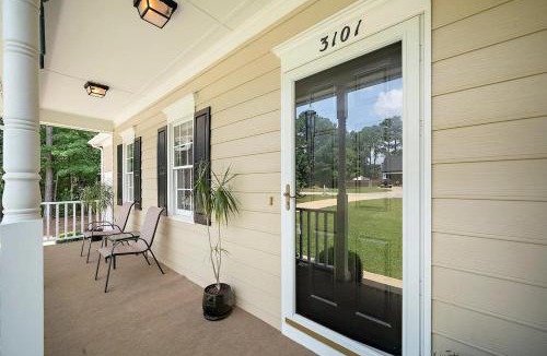 Apex House | Peaceful Retreat with Large Garden in Summer Oaks