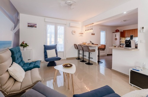 Trebes Cottage | Peaceful Retreat with Private Pool, Jacuzzi, Wi-Fi, and Air Conditioning