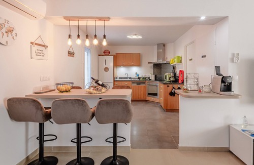 Trebes Cottage | Peaceful Retreat with Private Pool, Jacuzzi, Wi-Fi, and Air Conditioning