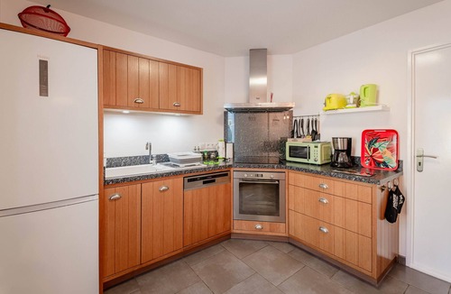 Trebes Cottage | Peaceful Retreat with Private Pool, Jacuzzi, Wi-Fi, and Air Conditioning