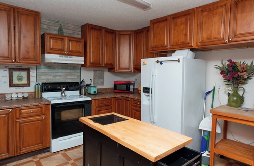 Shoreline Park House | ✨🚣PEACEFUL RIVERFRONT COTTAGE | SLEEPS 7 W/W+D❤