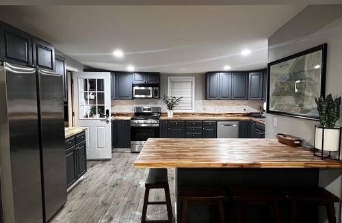 Mount Marion House | Peaceful Riverfront Cottage with Private Hot tub