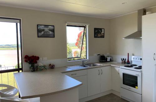 Te Kopuru House | Peaceful Riverfront cottage in small northland town