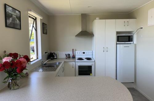 Te Kopuru House | Peaceful Riverfront cottage in small northland town