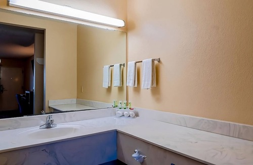 Sweet Home Hotel | Peaceful Room near Chevron Station with Outdoor Pool and Free Breakfast