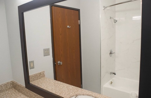 Van Buren Hotel | Peaceful Room Perfect for Relaxing Getaway | Non Smoking | Pool Access