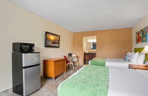 Historic Downtown Kissimmee Hotel | Peaceful Room with 2 DBL Beds A Short Ride to Theme Parks
