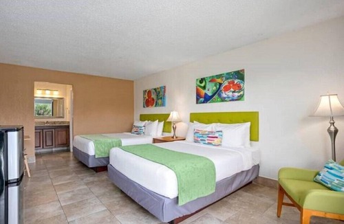 Historic Downtown Kissimmee Hotel | Peaceful Room with 2 DBL Beds A Short Ride to Theme Parks