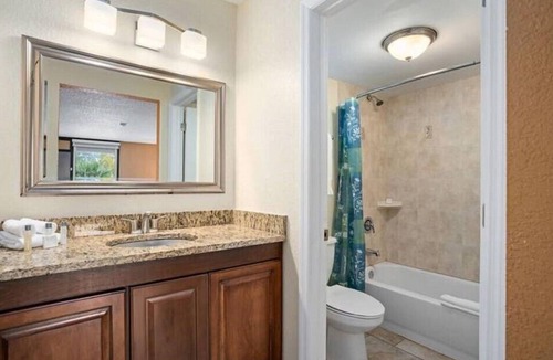 Historic Downtown Kissimmee Hotel | Peaceful Room with 2 DBL Beds A Short Ride to Theme Parks