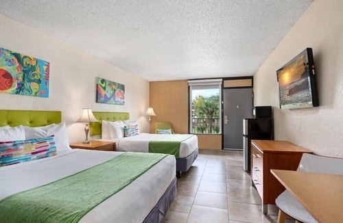Historic Downtown Kissimmee Hotel | Peaceful Room with 2 DBL Beds A Short Ride to Theme Parks