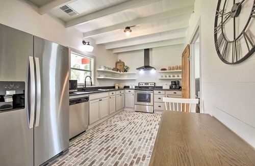 Schulenburg House | Peaceful Schulenburg Farmhouse w/Fire Pit & Games