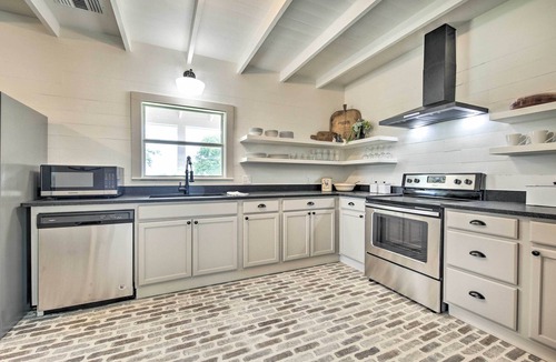 Schulenburg House | Peaceful Schulenburg Farmhouse w/Fire Pit & Games