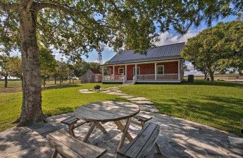 Schulenburg House | Peaceful Schulenburg Farmhouse w/Fire Pit & Games