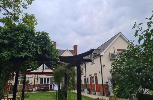 Hinckley Apartment | Peaceful self contained Studio in lovely garden.