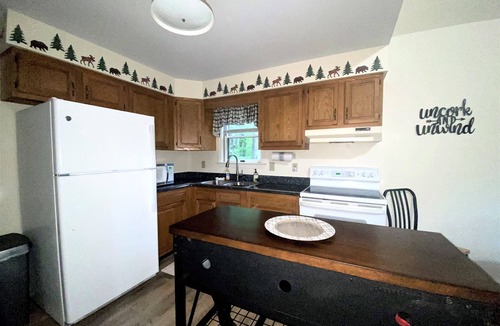 Dushore Cabin | Peaceful & Serene 🦌 Cozy Hillside Cabin ☀️ Koi Pond 🐸 Pet Friendly 🐕