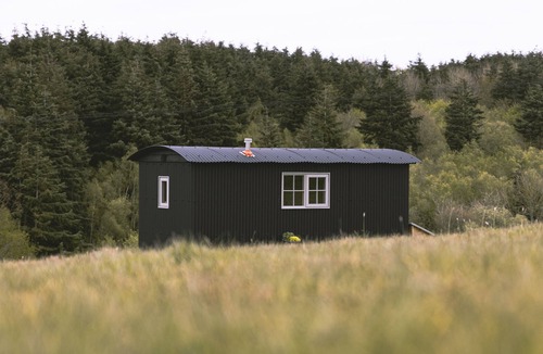 Bilsington Cabin | Peaceful shepherd's hut for secluded rural relaxation.