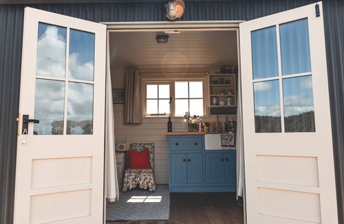 Bilsington Cabin | Peaceful shepherd's hut for secluded rural relaxation.