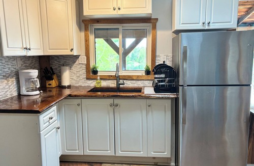 Faraday Cottage | Peaceful Siddon Lake Getaway near Bancroft!