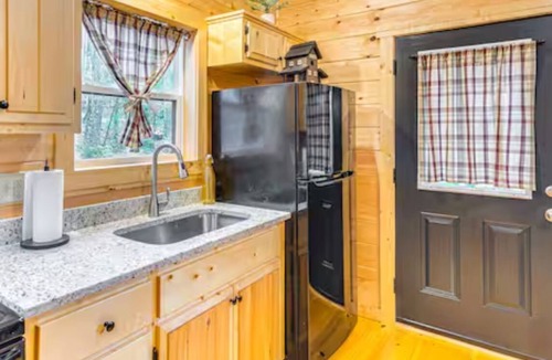Murphy Cabin | Peaceful Smoky Mountain Cabin with Fire Pit and Scenic Deck