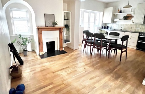 Parsons Green and Walham House | Peaceful & Spacious cottage in Fulham