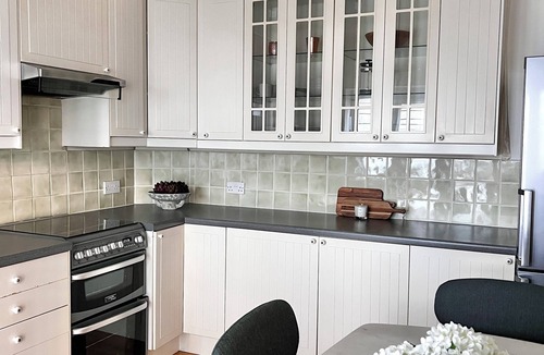 Parsons Green and Walham House | Peaceful & Spacious cottage in Fulham