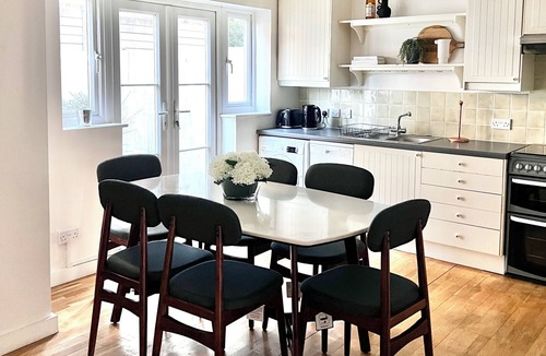 Parsons Green and Walham House | Peaceful & Spacious cottage in Fulham