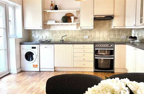 Parsons Green and Walham House | Peaceful & Spacious cottage in Fulham