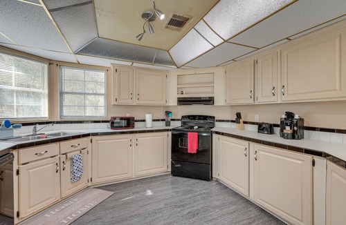 Boys Ranch House | Peaceful & Spacious McAlpin Escape w/Deck