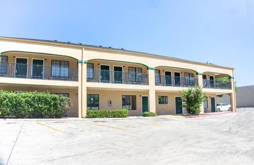 San Antonio Hotel | Peaceful Stay Near Alamo and Downtown Attractions + Parking