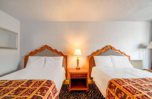 Lawton Hotel | Peaceful Stay w/Seasonal Pool & Private Bath Near Comanche National Museum