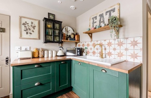 Cobham Apartment | Peaceful Studio Flat with Patio and Dogs allowed