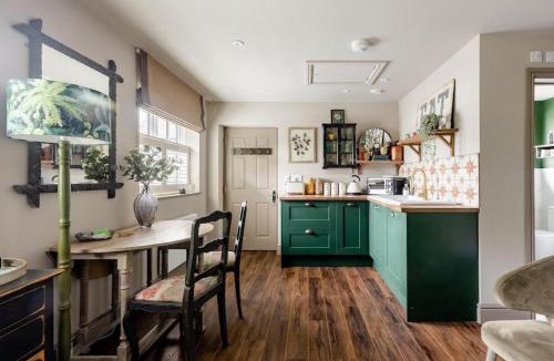 Cobham Apartment | Peaceful Studio Flat with Patio and Dogs allowed