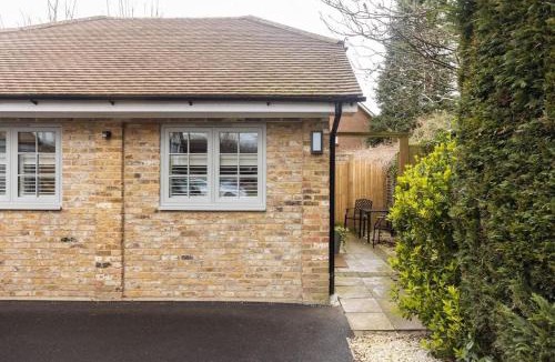 Cobham Apartment | Peaceful Studio Flat with Patio and Dogs allowed
