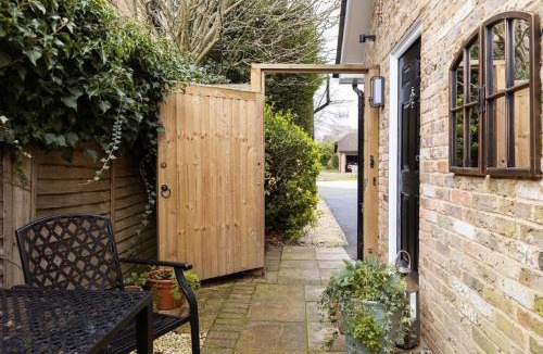 Cobham Apartment | Peaceful Studio Flat with Patio and Dogs allowed