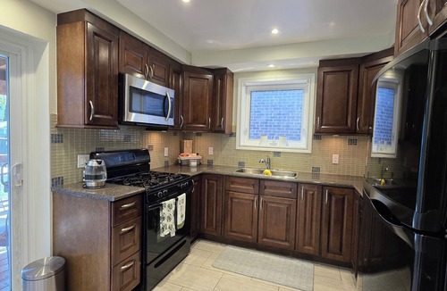 Alderwood House | PEACEFUL Toronto HIDEAWAY family friendly with full kitchen