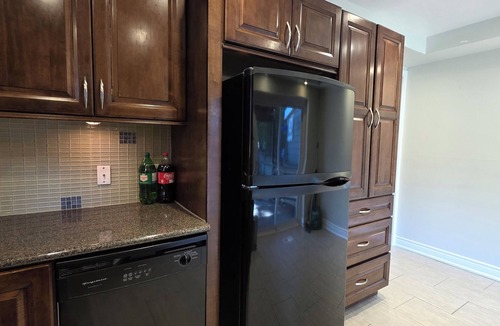 Alderwood House | PEACEFUL Toronto HIDEAWAY family friendly with full kitchen