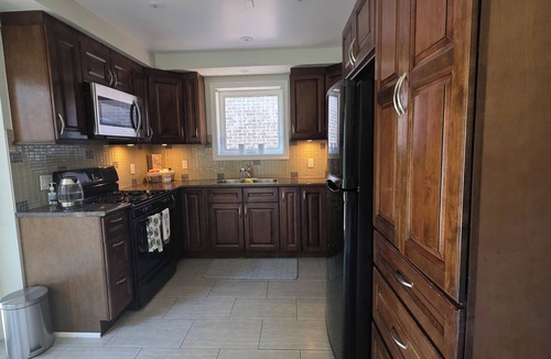 Alderwood House | PEACEFUL Toronto HIDEAWAY family friendly with full kitchen