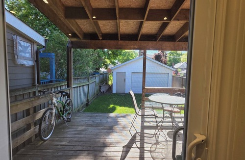 Alderwood House | PEACEFUL Toronto HIDEAWAY family friendly with full kitchen