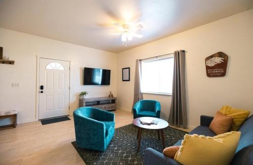 Evergreen House | Peaceful Townhome Fast WiFi Enclosed Garage