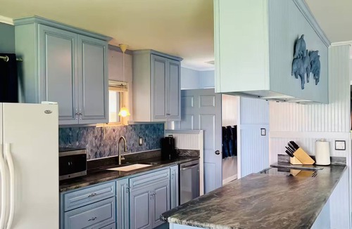 Elberta Cottage | Peaceful Two Bedroom Cottage with Private Beach