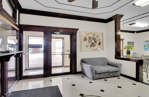 Oakville Hotel | Peaceful Unit Near Dairy Queen – Pet Friendly, Pool & On‑site Parking