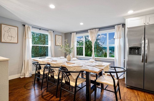 Esperance House | Peaceful Upper Unit in Edmonds | Mins to Ferry