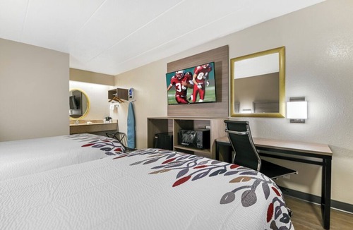 Montpelier Hotel | Peaceful Budget Stay l 2 Deluxe Rooms Near Dutch Country Farmers Market