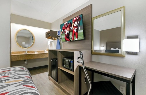 Montpelier Hotel | Peaceful Budget Stay l 2 Deluxe Rooms Near Dutch Country Farmers Market