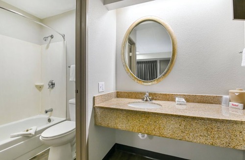 Montpelier Hotel | Peaceful Budget Stay l 2 Deluxe Rooms Near Dutch Country Farmers Market